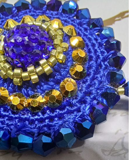 Háčkované  dizajnové náušnice "Kráľovský modrý zafír"